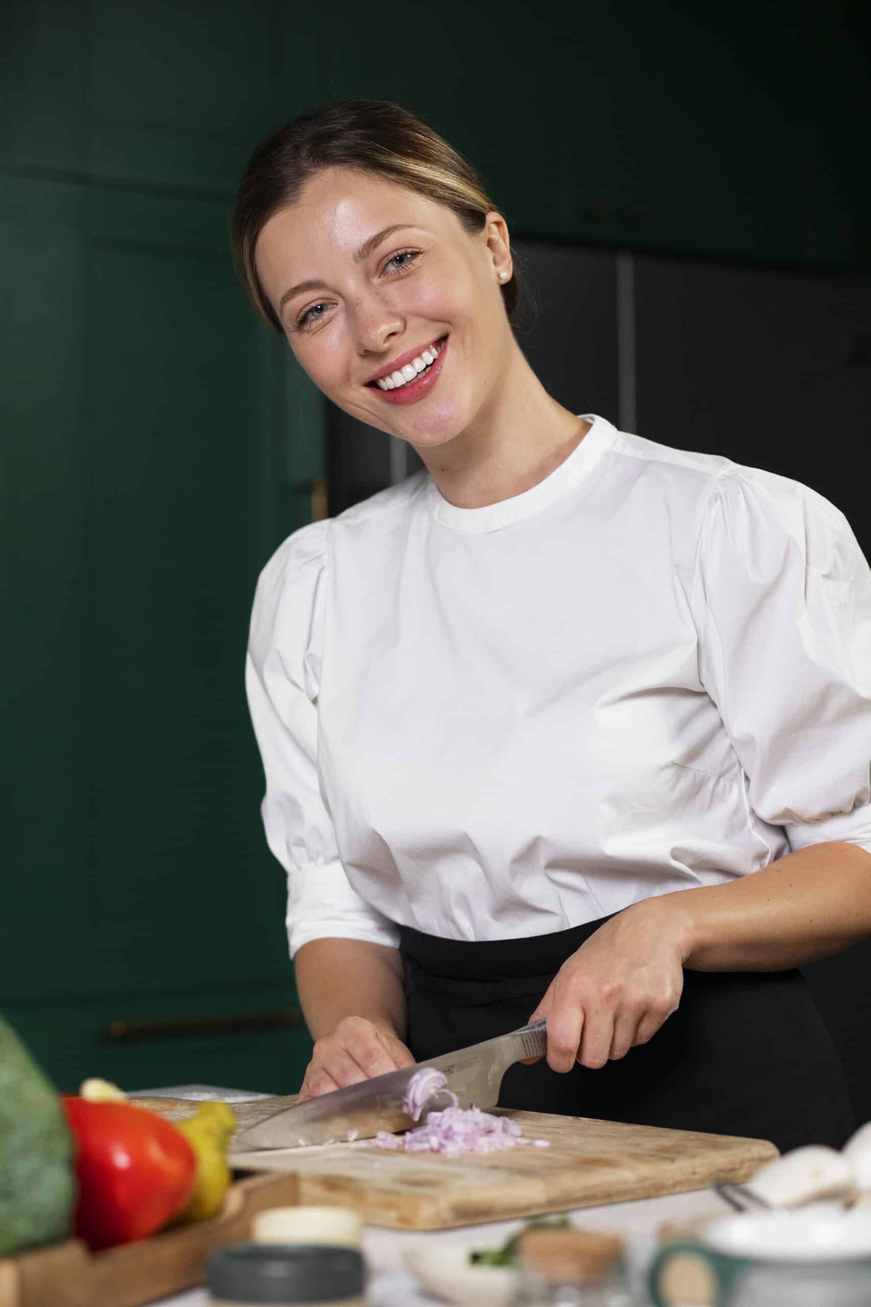 Annie-smiley-cutting-onion Annie